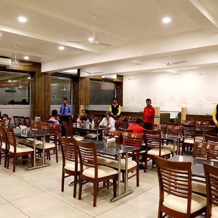 Virat Hotel & Guest House Rādhanpur Buitenkant foto