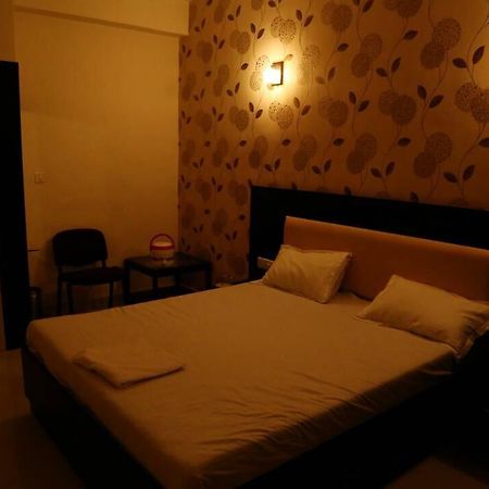 Virat Hotel & Guest House Rādhanpur Buitenkant foto