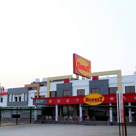 Virat Hotel & Guest House Rādhanpur Buitenkant foto