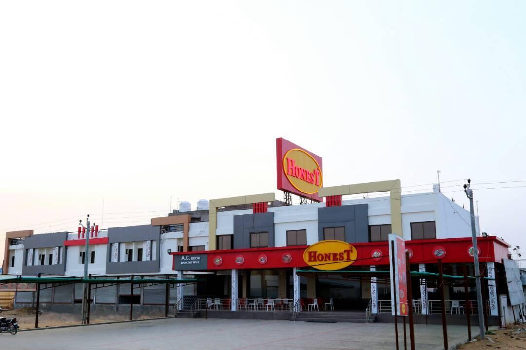Virat Hotel & Guest House Rādhanpur Buitenkant foto